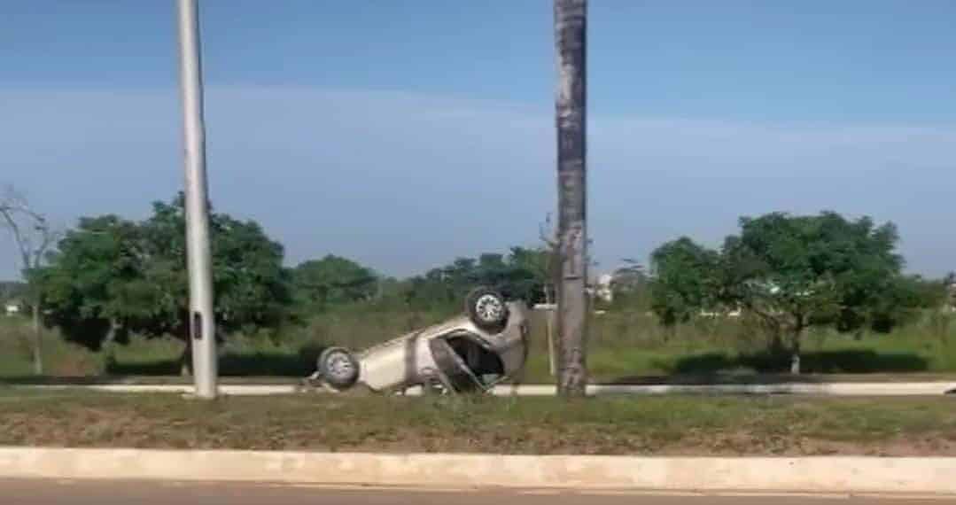 Carro capota na Amadeo Barbosa após motorista perder o controle do veículo