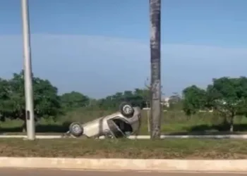 Carro capota na Amadeo Barbosa após motorista perder o controle do veículo