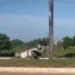 Carro capota na Amadeo Barbosa após motorista perder o controle do veículo