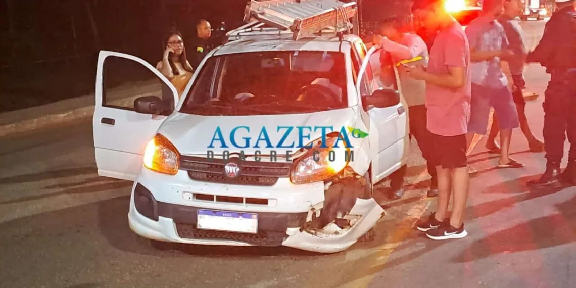 Caminhão com toras de madeira por pouco não causa tragédia na AC-40