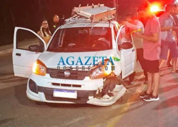 Caminhão com toras de madeira por pouco não causa tragédia na AC-40