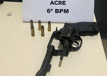 Polícia Militar apreende arma de fogo e recupera veículo em Cruzeiro do Sul