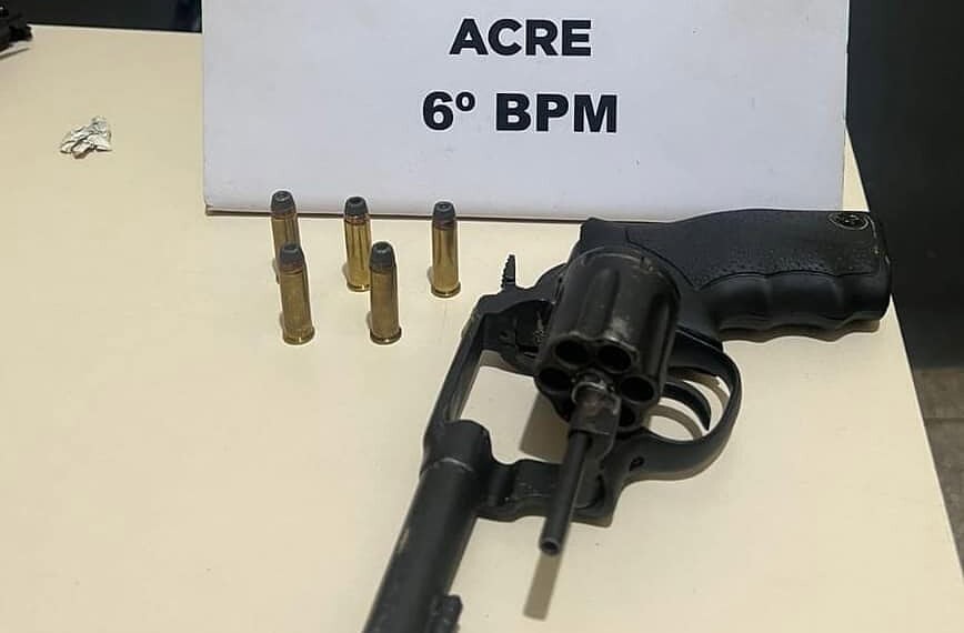 Polícia Militar apreende arma de fogo e recupera veículo em Cruzeiro do Sul