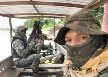 Policiais patrulham ao longo do rio Tarauacá - Foto: Sejusp