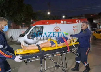 Mulher é arremessada 10 metros e sofre fratura exposta em colisão contra veículo