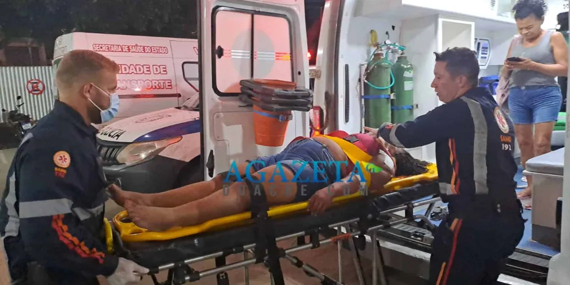 Mulher sofre acidente na AC-10, cai em garrafas de vidro e fica em estado grave
