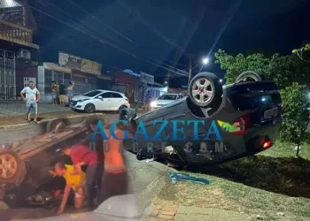 VÍDEO: Motorista capota veículo após bater em carro estacionado