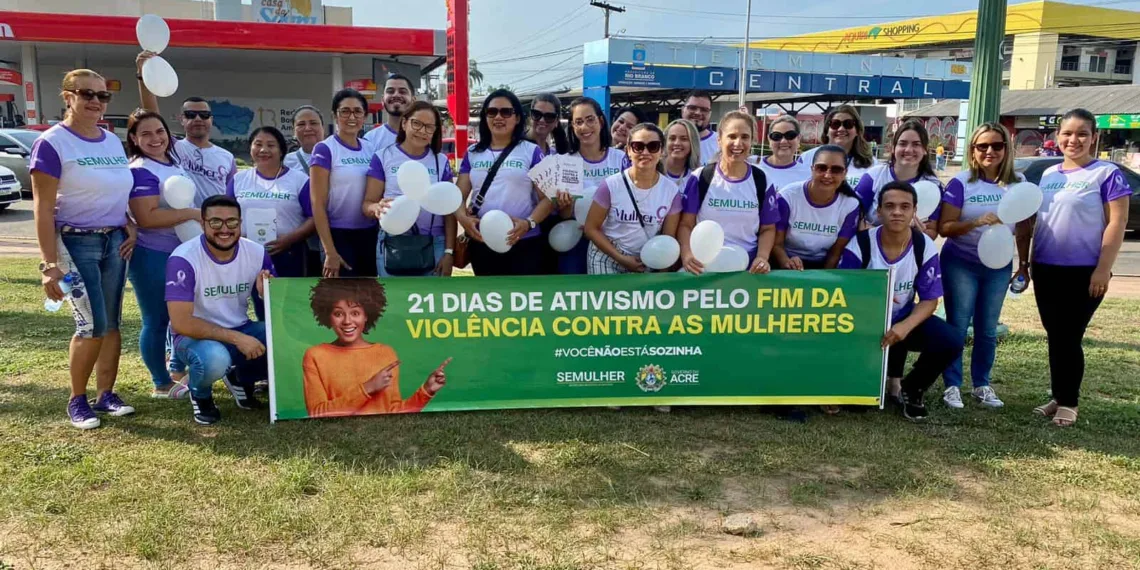 Equipe da Semulher esteve nas proximidades do Terminal Urbano para dar início aos 21 Dias de Ativismo pelo Fim da Violência contra as Mulheres. Foto: Franklin Lima/Semulher