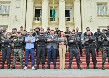 Presidente do Instituto de Administração Penitenciária, Alexandre Nascimento, governador Gladson Cameli e a vice-governadora Mailza Assis, juntamente com uma equipe de Polícias Penais. Foto: Diego Gurgel/Secom