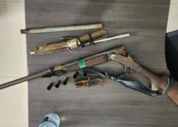 Ação conjunta Polícia Militar e Civil resulta em prisão de foragido e apreensão de armas de fogo