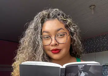 Livro de escritora acreana é destaque de vendas em uma das maiores lojas virtuais do mundo