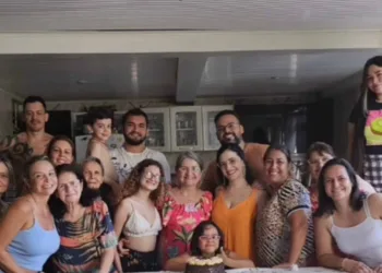 Tatiana Roque foi aniversariante da semana e ganhou festa surpresa da mãe Glaucia Roque e muitos mimos e carinho das amigas