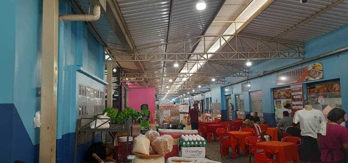 Idosa que alimenta pombos no Mercado do Bosque volta ao local e bate boca com lojistas outra vez