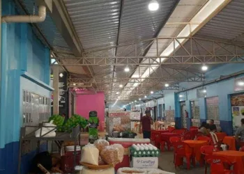 Idosa que alimenta pombos no Mercado do Bosque volta ao local e bate boca com lojistas outra vez
