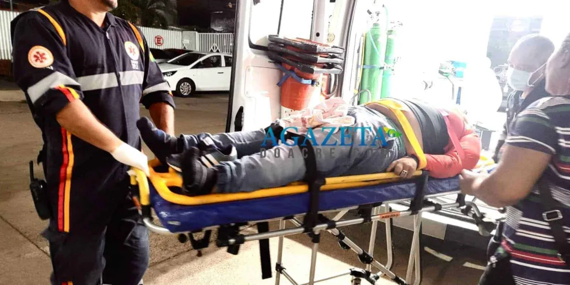 Carro invade preferencial e colide contra motoboy, que vai parar no Pronto-Socorro