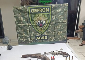 Polícia prende homens e apreende adolescente suspeitos de homicídio, em Brasiléia