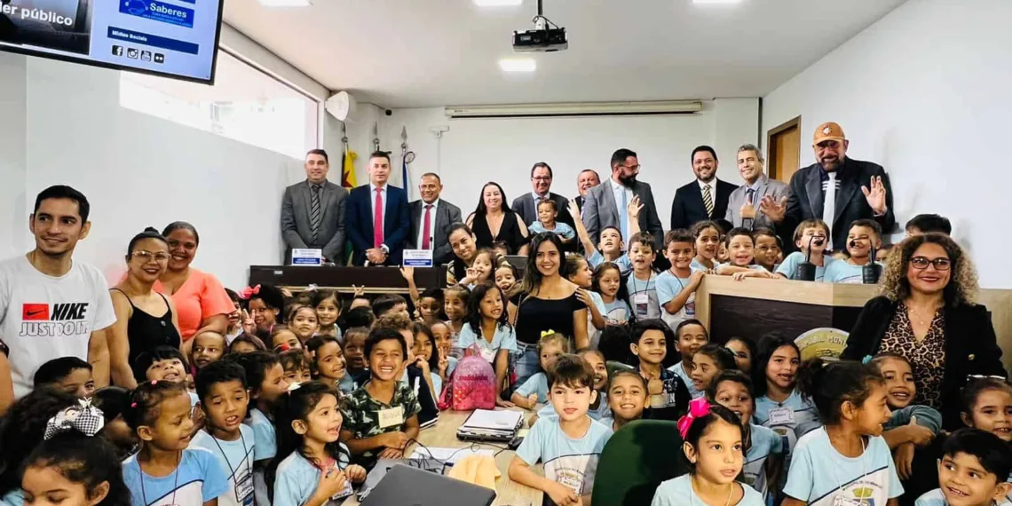 Alunos da escola que leva o nome do saudoso vereador Jessé Santiago são recebidas na Câmara de Rio Branco
