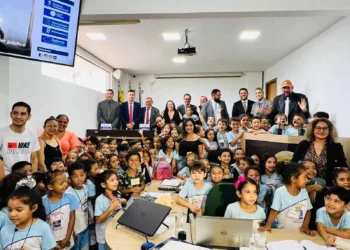 Alunos da escola que leva o nome do saudoso vereador Jessé Santiago são recebidas na Câmara de Rio Branco