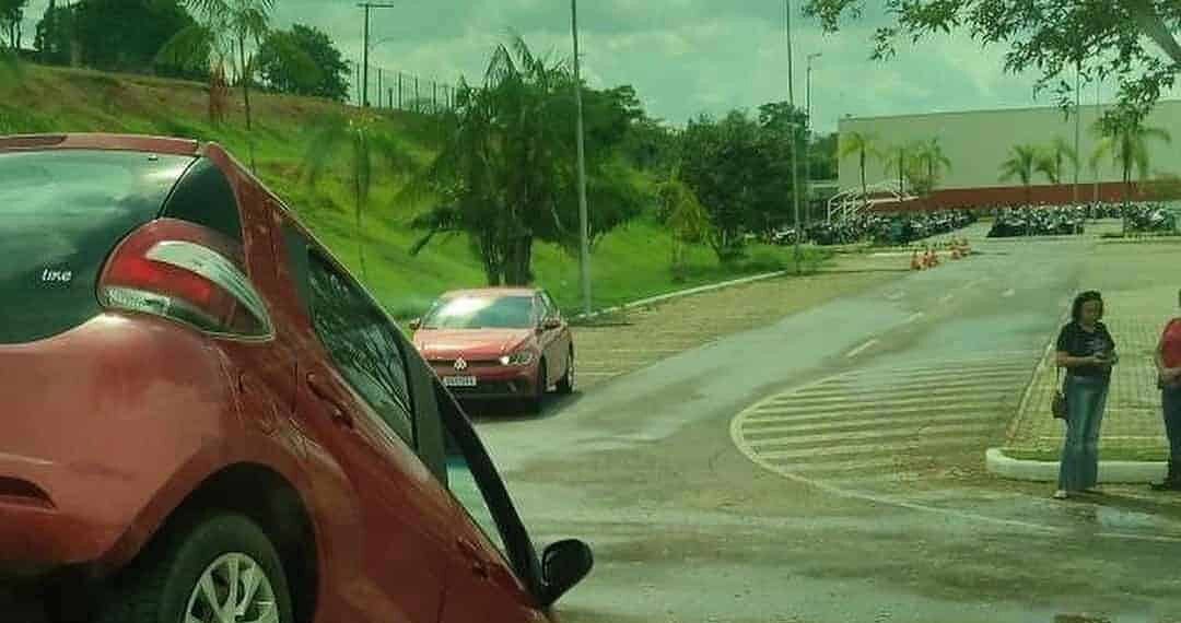 Motorista perde o controle e carro cai em valeta na entrada do Via Verde Shopping