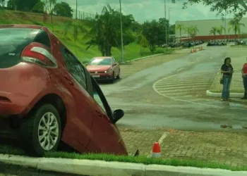 Motorista perde o controle e carro cai em valeta na entrada do Via Verde Shopping