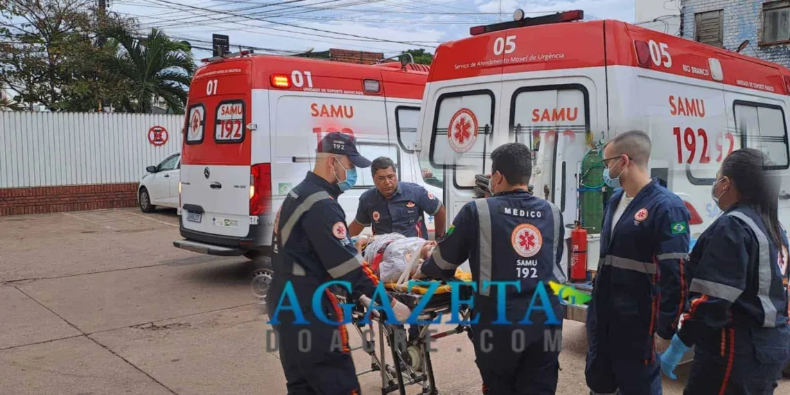 Mulher bate a cabeça e fica em estado grave após cair em valeta de posto de combustível