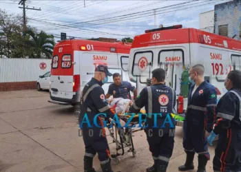 Mulher bate a cabeça e fica em estado grave após cair em valeta de posto de combustível