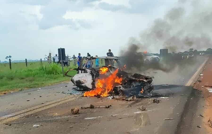 Grave acidente entre carro e caminhonete deixa dois mortos e quatro feridos na BR-317, no Acre