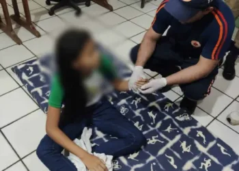 Em Cruzeiro do Sul, estudante é atingida por descarga elétrica enquanto carregava celular na escola e é atendida pelo Samu