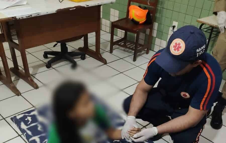 Em Cruzeiro do Sul, estudante é atingida por descarga elétrica enquanto carregava celular na escola e é atendida pelo Samu