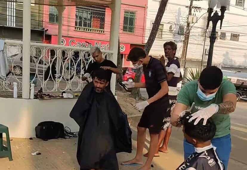Barbearia realiza ação social com desabrigados no Centro de Rio Branco