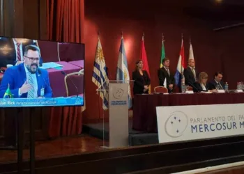 No Uruguai, Alan Rick defende voos domésticos de companhias aéreas sul-americanas na Amazônia