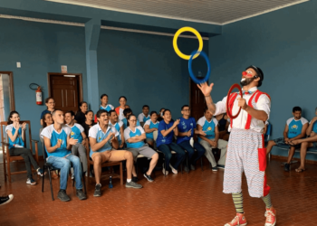 Arte, alegria e descontração marcam visita do Núcleo Multiartes da SEE à Apae Rio Branco
