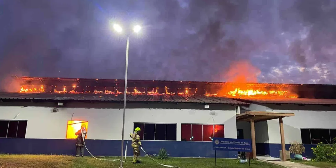 Incêndio destrói parte do prédio do Centro Integrado de Ensino e Pesquisa em Segurança