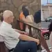 Mulher flagra marido com amante na igreja, e culto vira palco de confusão; veja vídeo