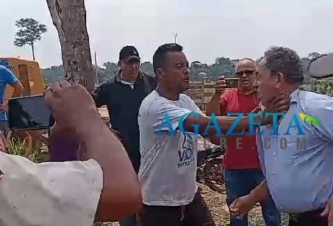 Prefeito do Bujari é agredido por agricultor durante discussão sobre ramais; veja o vídeo
