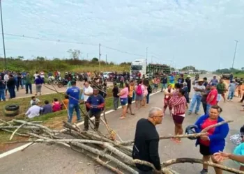 BR-364 é fechada por manifestantes e acesso ao Aeroporto Internacional de Rio Branco é interditado