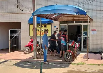 Prefeitura de Epitaciolândia usa antigo hotel para abrigar imigrantes que chegam do Peru