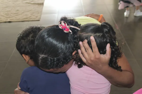 Mulheres privadas de liberdades abraçam filhos em reencontro antes do Natal