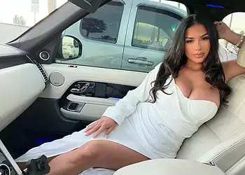 Influencer de 33 anos é morta pelo ex-marido na frente da filha