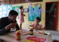 Crianças da Escola Ana Turan participam do Projeto Pequenos Pintores, que visa estimular o talento artístico
