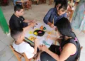 Crianças da Escola Ana Turan participam do Projeto Pequenos Pintores, que visa estimular o talento artístico