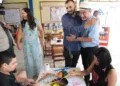 Crianças da Escola Ana Turan participam do Projeto Pequenos Pintores, que visa estimular o talento artístico