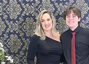 Psicológa Isabelle Lavocat Nunes é só felicidade ao lado do filho João Marcelo, que concluiu com louvor o ensino fundamental
