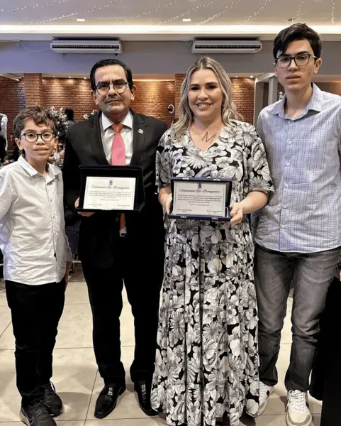 Psicológa Isabelle Lavocat Nunes é só felicidade ao lado do filho João Marcelo, que concluiu com louvor o ensino fundamental