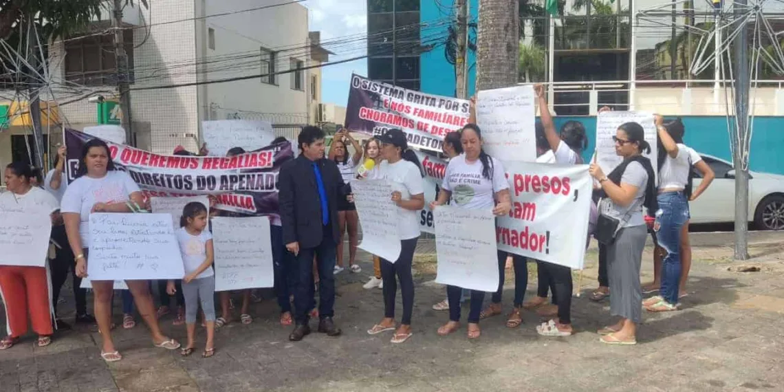 Familiares de presos protestam em frente à Aleac com denúncias de tortura e condições precárias nos presídios