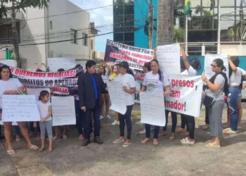 Familiares de presos protestam em frente à Aleac com denúncias de tortura e condições precárias nos presídios