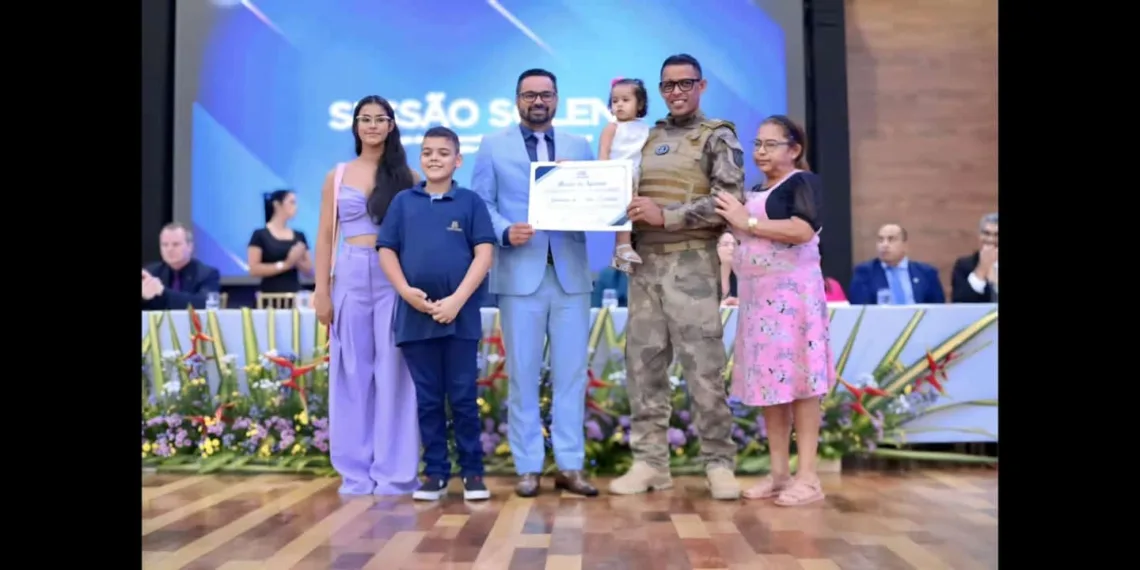 Policial Penal ferido em rebelião é homenageado por deputado na última sessão do ano da Aleac