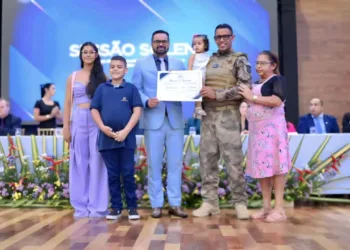 Policial Penal ferido em rebelião é homenageado por deputado na última sessão do ano da Aleac