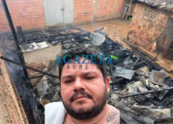 Após consumir bebida alcoólica, homem incendeia a própria casa em Rio Branco 