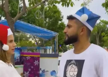 Prefeitura da Capital publica vídeo perguntando se internautas preferem Papai Noel azul ou vermelho